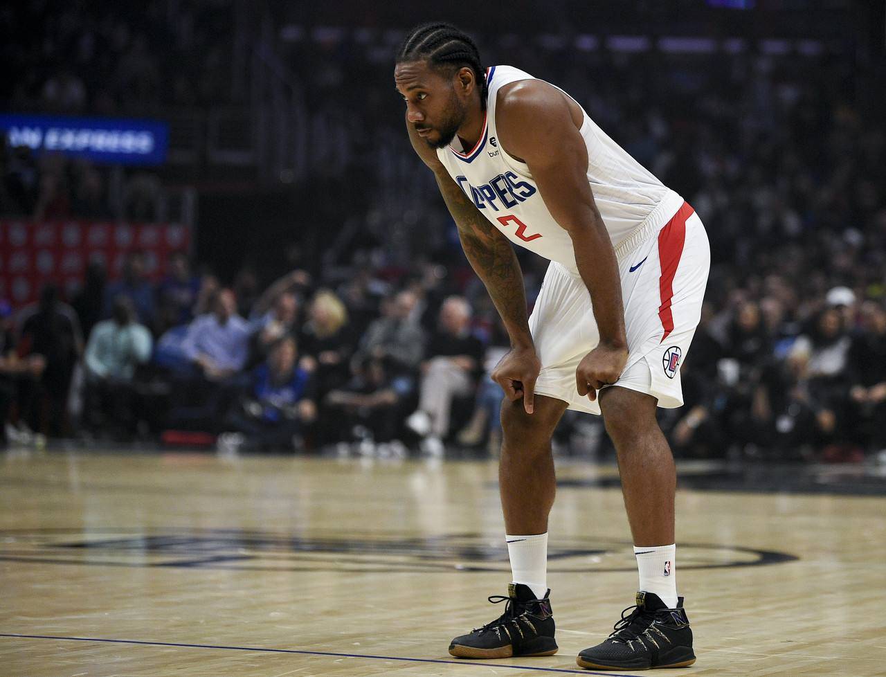 挑衅中国！日本球星三笘薰手持日本二战战犯照片，网友：封杀他（日本球员三笘薰陷舆论风波，部分网友呼吁封杀）