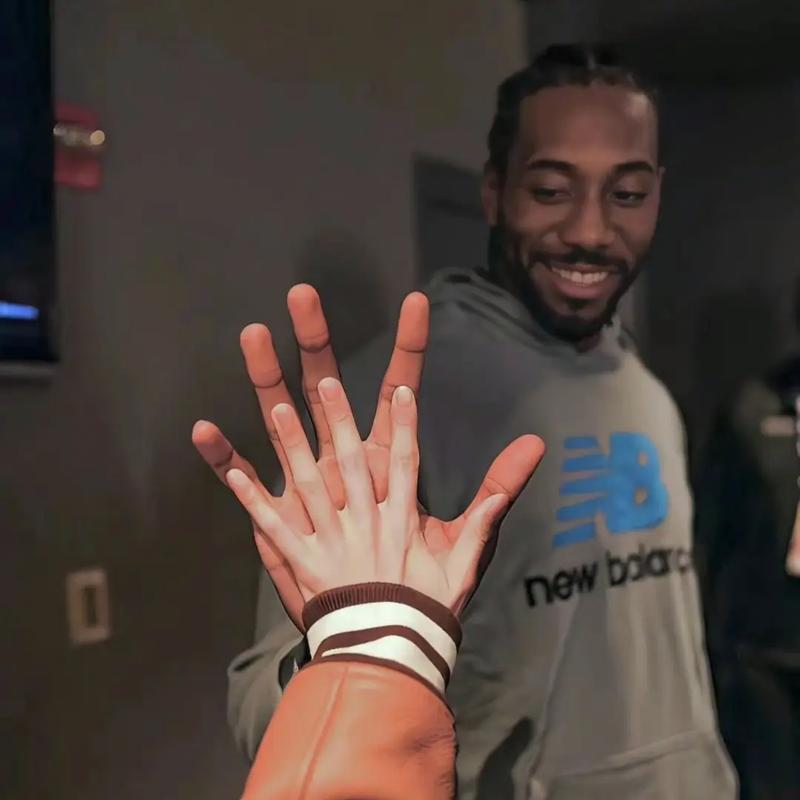 杨瀚森NBA生涯首次首发，被打到面部痛苦倒地，裁判未及时吹停比赛引争议（杨瀚森生涯首次先发遭击中面部痛苦倒地，裁判未及时鸣哨引发争议）