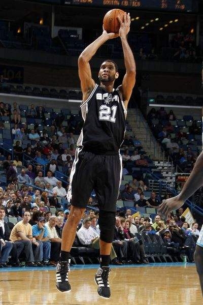 沈月录节目滚落山坡，王鹤棣救援未果（录制节目时沈月意外滚下山坡，王鹤棣营救未果）