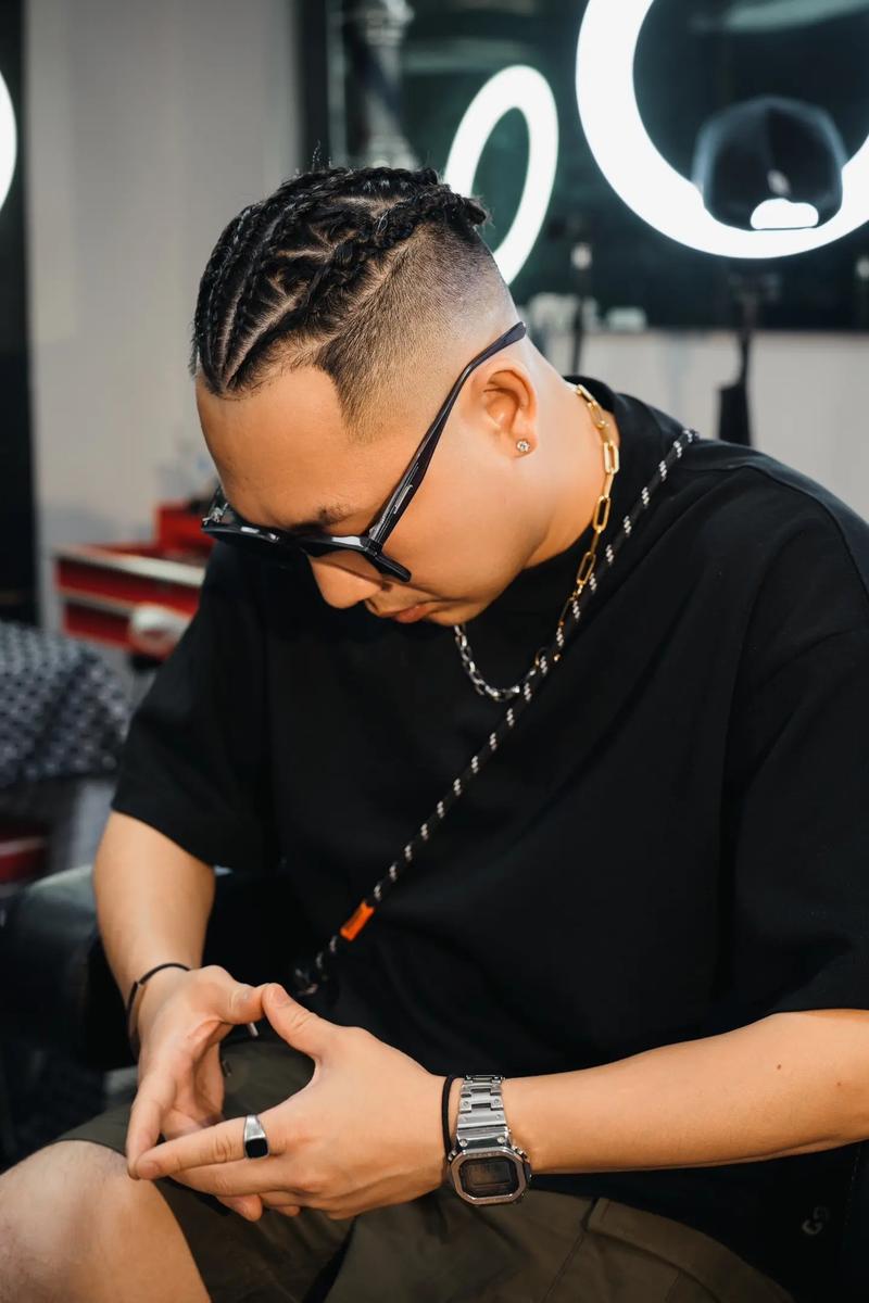 拉美媒体：拜仁、曼联、马竞追逐厄瓜多尔17岁中场卡斯蒂略（拉媒：拜仁、曼联、马竞竞相争夺厄瓜多尔17岁中场新星卡斯蒂略）