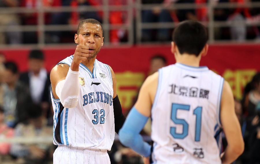 斯基拉：拜仁正与格纳布里商谈续约至2028年，含2029年选项（斯基拉：拜仁与格纳布里就续约进行谈判，合同至2028且含2029年选项）