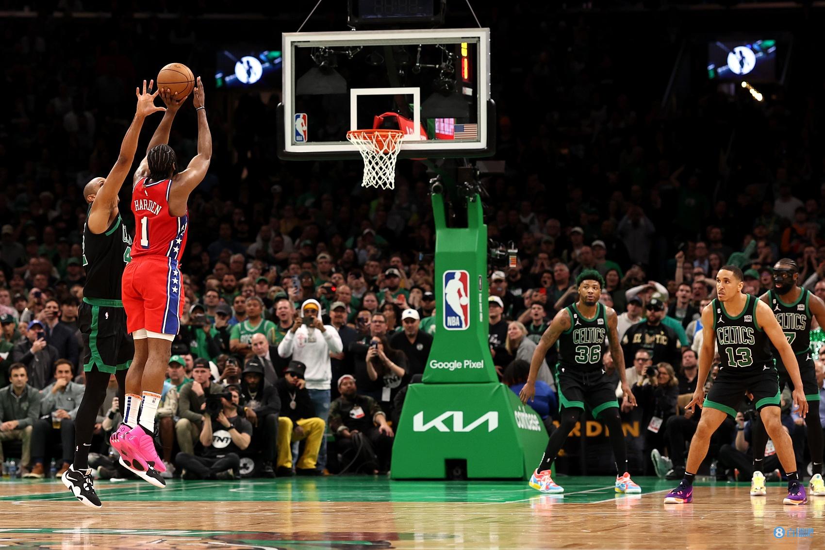 教练公开怒喷裁判，记者会炸裂（教练当众痛斥裁判，记者会火药味十足）