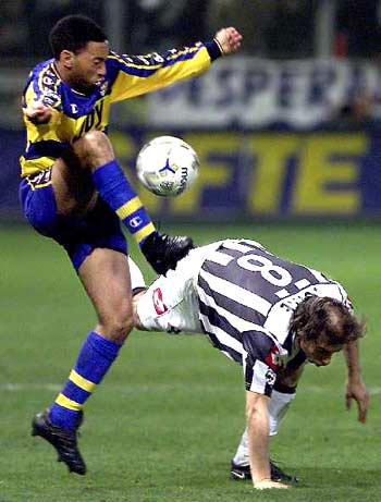 邮报：红军vs毕包前安菲尔德主看台发生误报，球迷被暂时疏散（邮报：利物浦vs毕尔巴鄂赛前安菲尔德主看台误报，球迷短暂撤离）